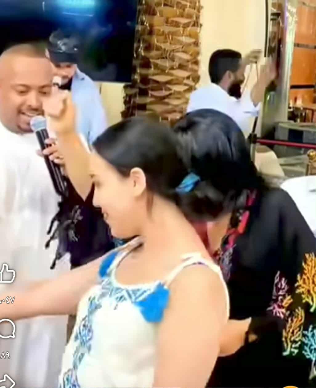 شاهد بالصورة والفيديو.. بأزياء فاضحة.. حسناوات سودانيات يشعلن حفل غنائي بإحدى دول الخليج برقصات مثيرة والغضب يجتاح مواقع التواصل