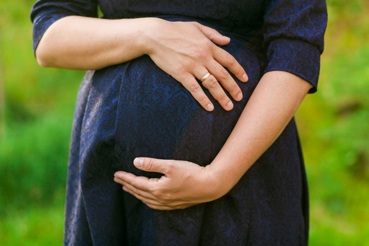 بين الخرافة والحقيقة: هل يجب ربط عنق الرحم في حال الحمل بتوأم؟