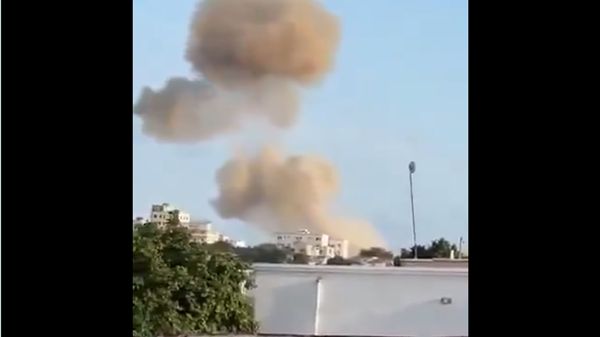 انفجار هائل تبعه إطلاق نار في مقديشو