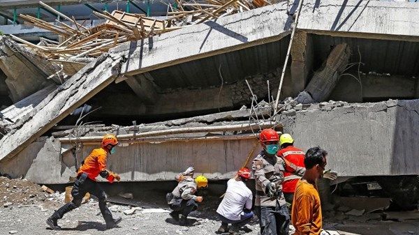 ارتفاع حصيلة انهيار مدرسة في إندونيسيا