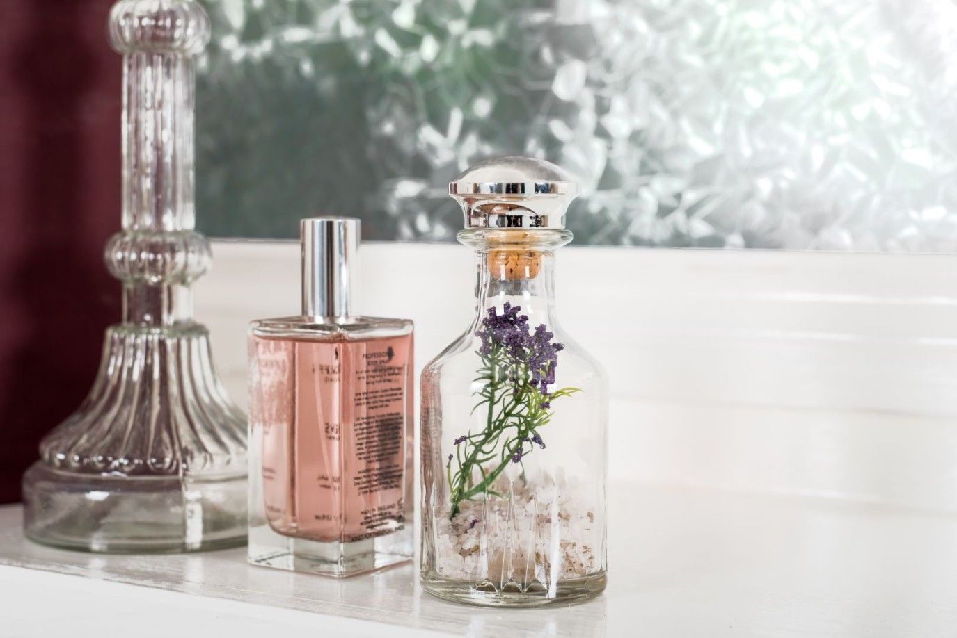 عطور أنثوية لا تُقاوم: اختيارات فاخرة ستُميزك هذا الخريف