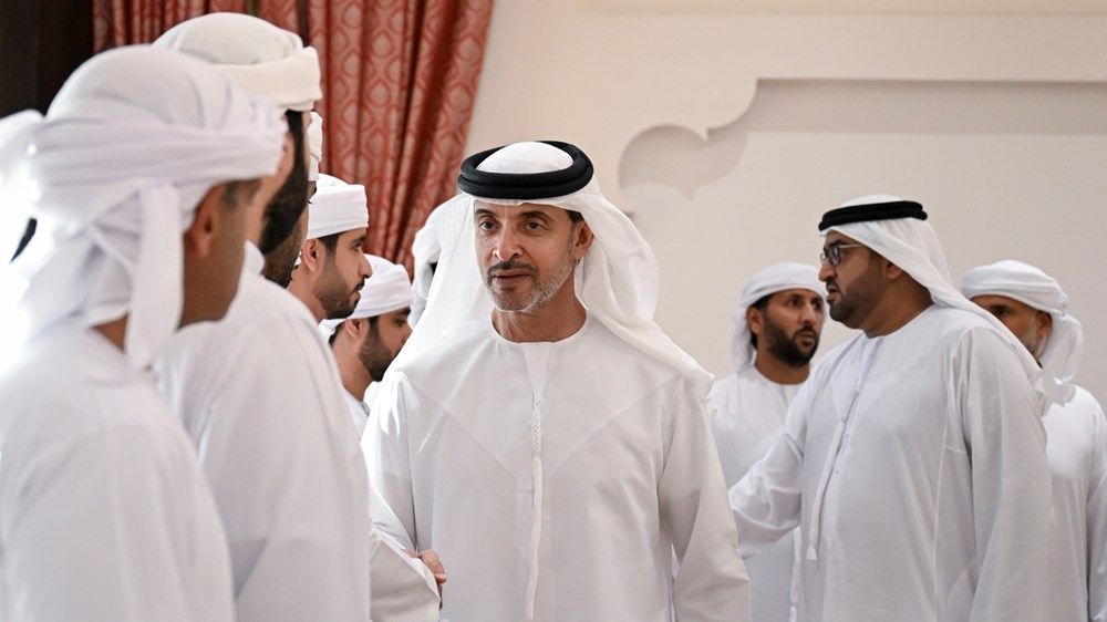 هزاع بن زايد يُقدِّم واجب العزاء في وفاة سيف راشد النايلي ومحمد فالح الشامسي