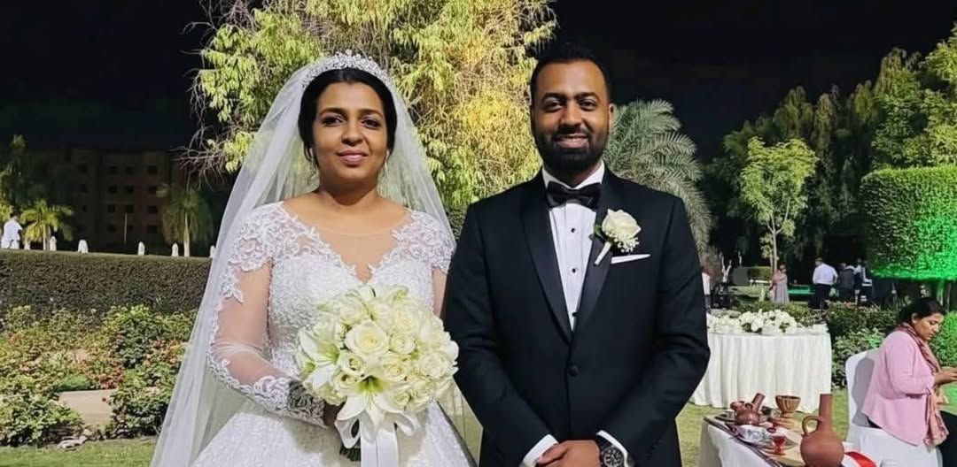 شاهد بالصورة.. “سيلفي” لعرسان الموسم “العربي ولينا” يخطف الأضواء على مواقع التواصل وينال إعجاب الجمهور