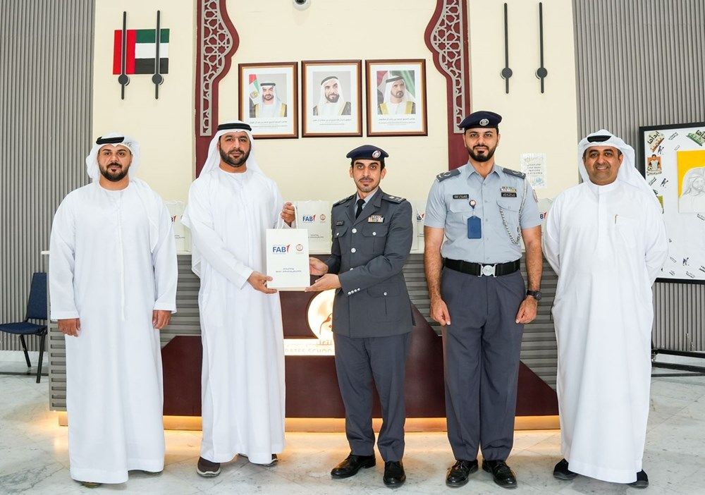 شرطة أبوظبي وبنك أبوظبي الأول يكرمان المعلمين في "يوم المعلم العالمي"