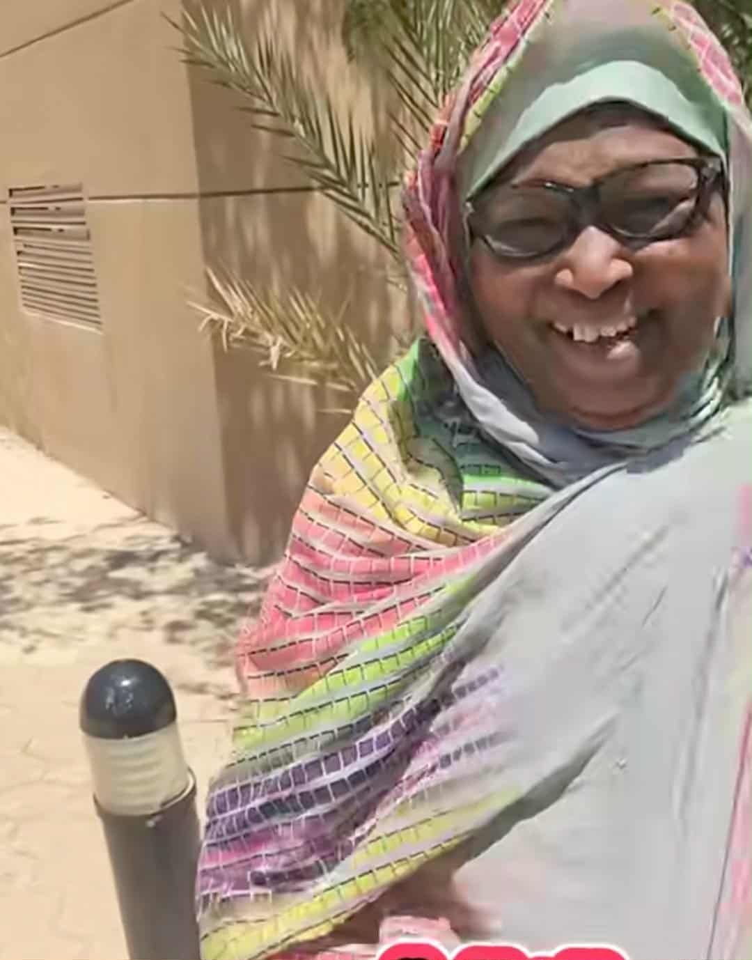 شاهد بالفيديو.. في لقطة خطفت القلوب..حاجة سودانية تنتظر زوجها خارج المسجد في الشمس لترافقه إلى المنزل وترفض العودة من دونه:(عاد أفوتو؟) والجمهور: (اللهم حباً مثل هذا وراجل خرفي الما بفك طرفي)
