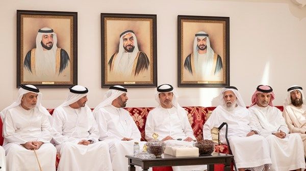 هزاع بن زايد يُقدِّم واجب العزاء في وفاة سيف راشد النايلي ومحمد فالح الشامسي
