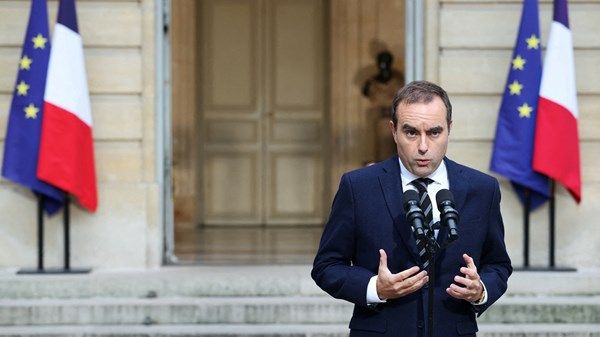 رئيس وزراء فرنسا المعين يتعرض لضغوط لتشكيل حكومة