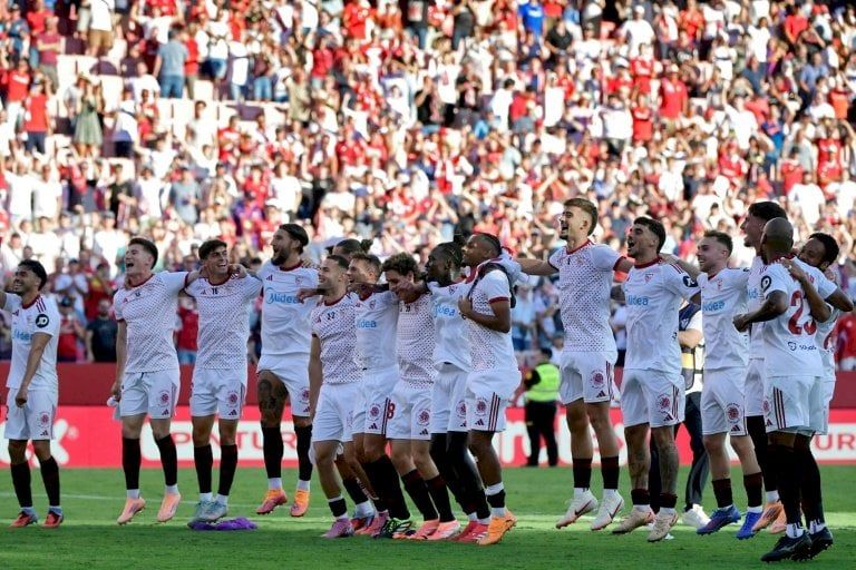 بطولة إسبانيا: إشبيلية يسحق برشلونة "المروّع" ويفقده الصدارة