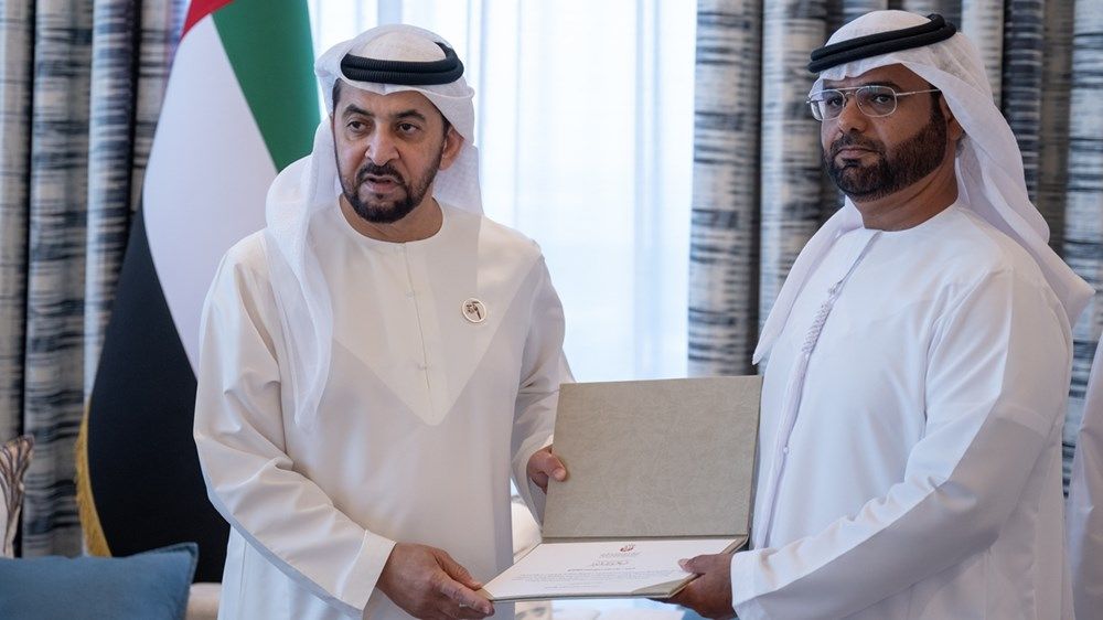 حمدان بن زايد يكرّم داعمي الهلال الأحمر ويستقبل المواطنين في قصر الظنة