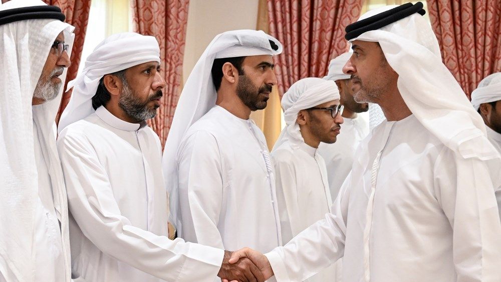 هزاع بن زايد يُقدِّم واجب العزاء في وفاة سيف راشد النايلي ومحمد فالح الشامسي