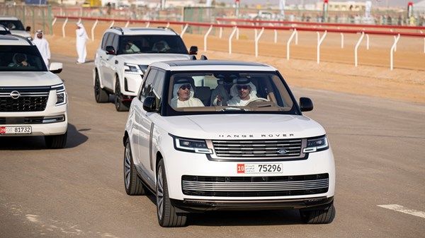 هزاع بن زايد يشهد منافسات ختامي مهرجان العين لسباقات الهجن 2025