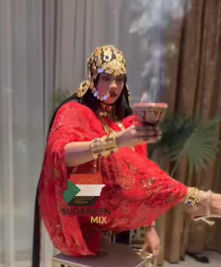 شاهد بالصورة والفيديو.. بأزياء “الجرتق”.. عروس سودانية تقوم بتقليد “ترند” عالمي منتشر على “تيك توك”