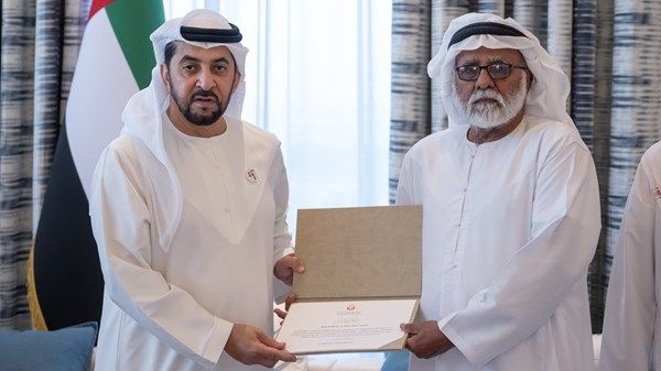 حمدان بن زايد يكرّم داعمي الهلال الأحمر ويستقبل المواطنين في قصر الظنة