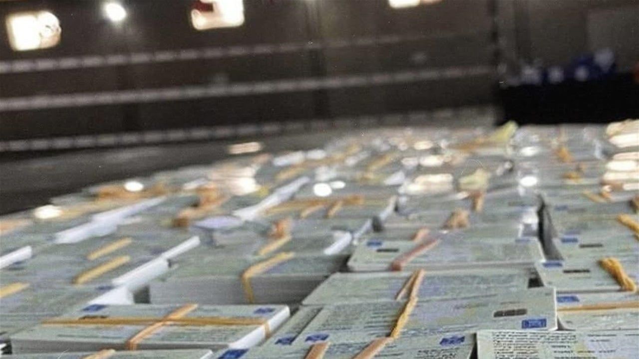 رغم نفيها إمكانية استخدامها.. لماذا تعاقب المفوضية "مشتري البطاقات الانتخابية" إذن؟