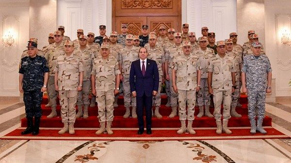 السيسي يشيد بجهود الجيش المصري في دعم ركائز الأمن