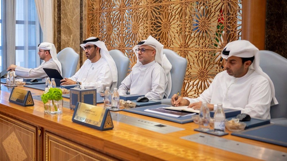 منصور بن زايد يترأس اجتماع اللجنة العليا بشأن قطاع الماء والكهرباء في إمارة أبوظبي