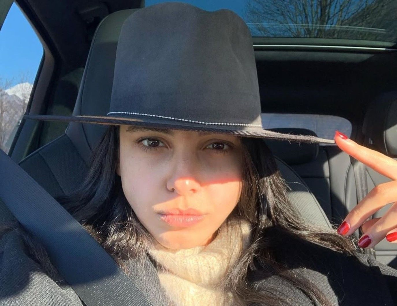 سلمى أبو ضيف تتألق بالأحمر في أسبوع باريس للموضة.. هكذا ظهرت