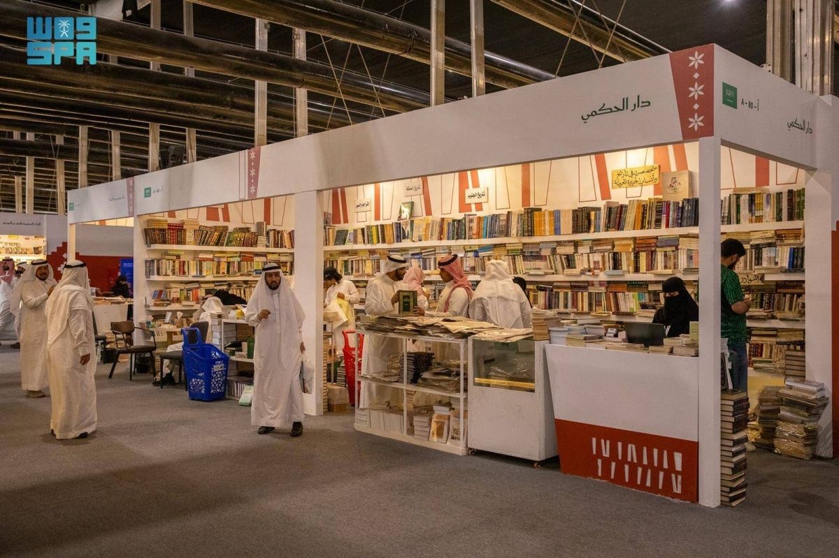 في «كتاب الرياض».. ركن يعرض منتقيات من الصحف الورقية
