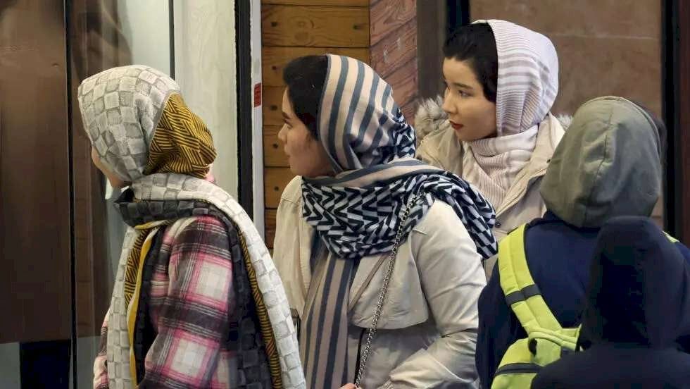 مسؤول إيراني رفيع يفجر قنبلة: انتهى زمن الحجاب الإلزامي