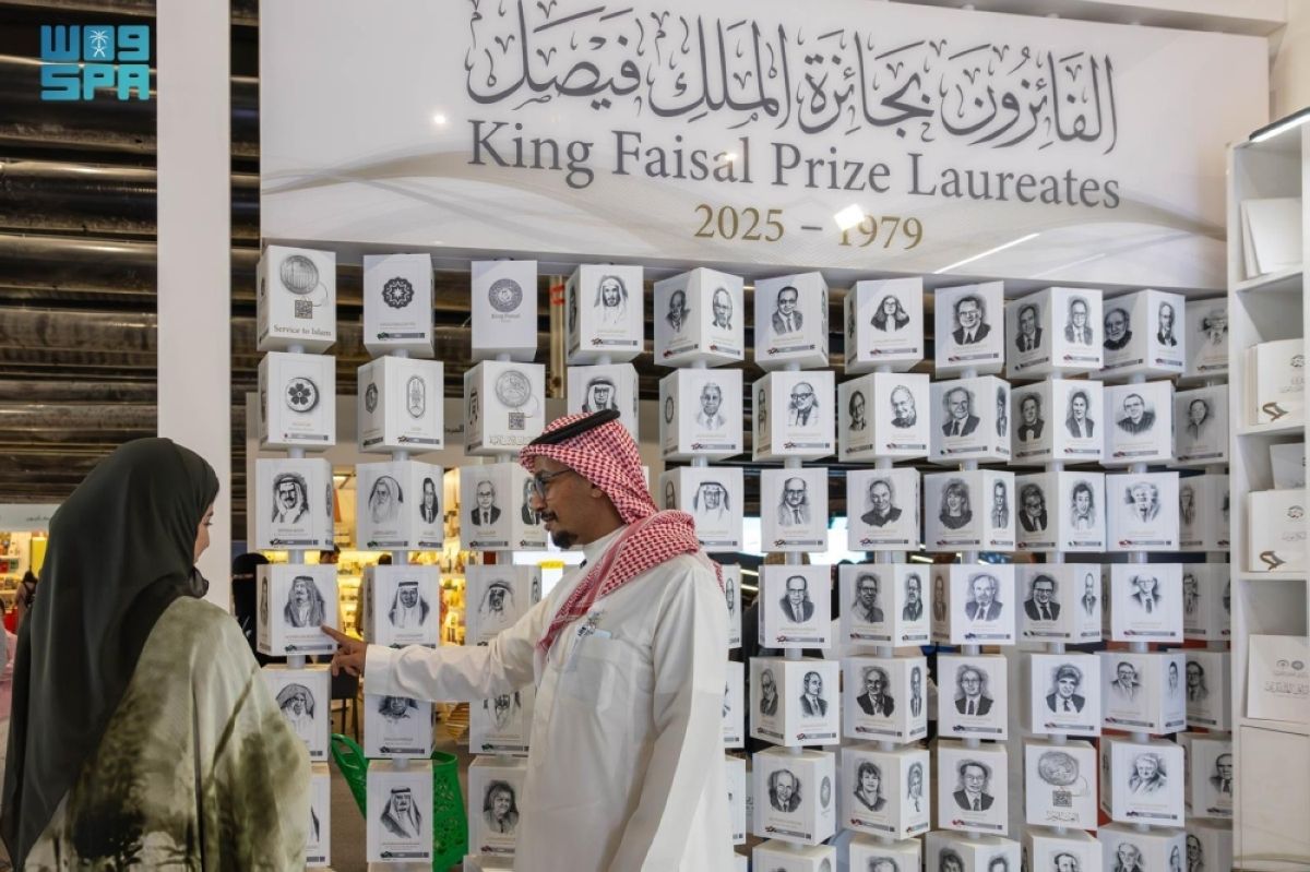 صور العلماء 
تزين جناح جائزة الملك فيصل العالمية