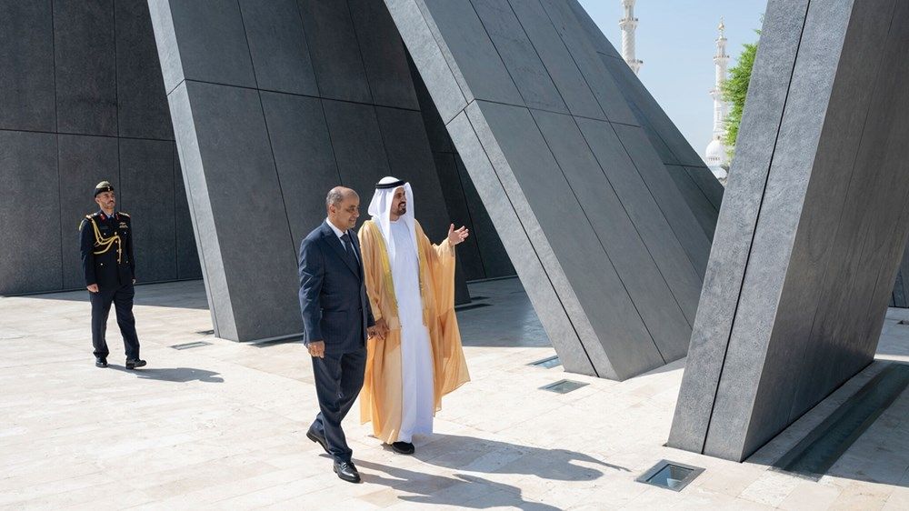 ذياب بن محمد بن زايد يستقبل رئيس الوزراء اليمني في واحة الكرامة