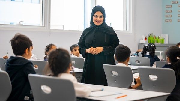 الإمارات تحتفي بيوم المعلم ودوره في نهضة المجتمع