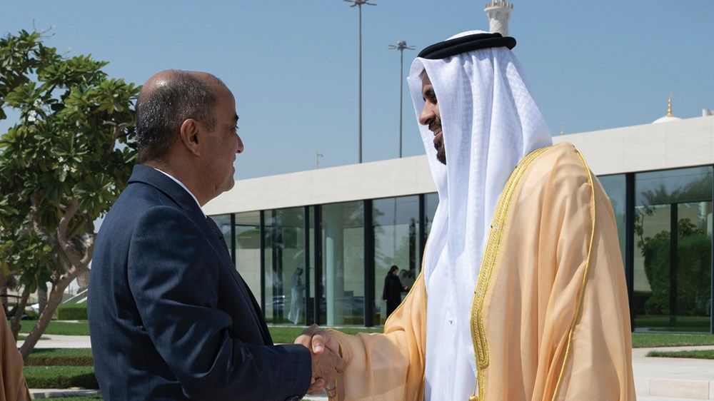 ذياب بن محمد بن زايد يستقبل رئيس الوزراء اليمني في واحة الكرامة