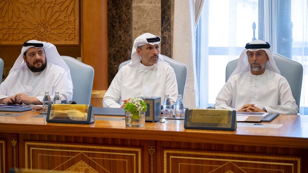 منصور بن زايد يترأس اجتماع اللجنة العليا بشأن قطاع الماء والكهرباء في إمارة أبوظبي