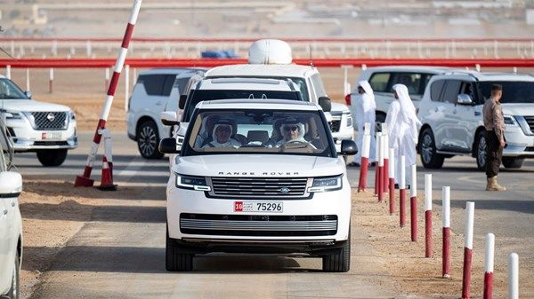 هزاع بن زايد يشهد فعاليات سباق فئة «اللقايا» في ميدان الروضة بمنطقة العين