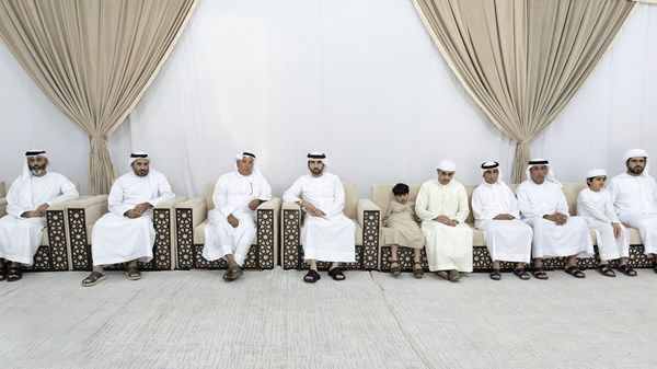 حمدان بن محمد يقدّم واجب العزاء في وفاة خلفان المهيري