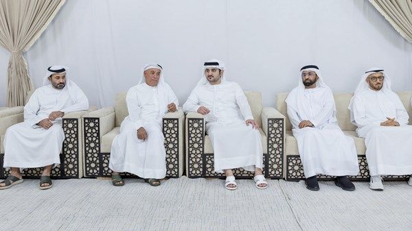 مكتوم بن محمد يعزي في وفاة خلفان المهيري