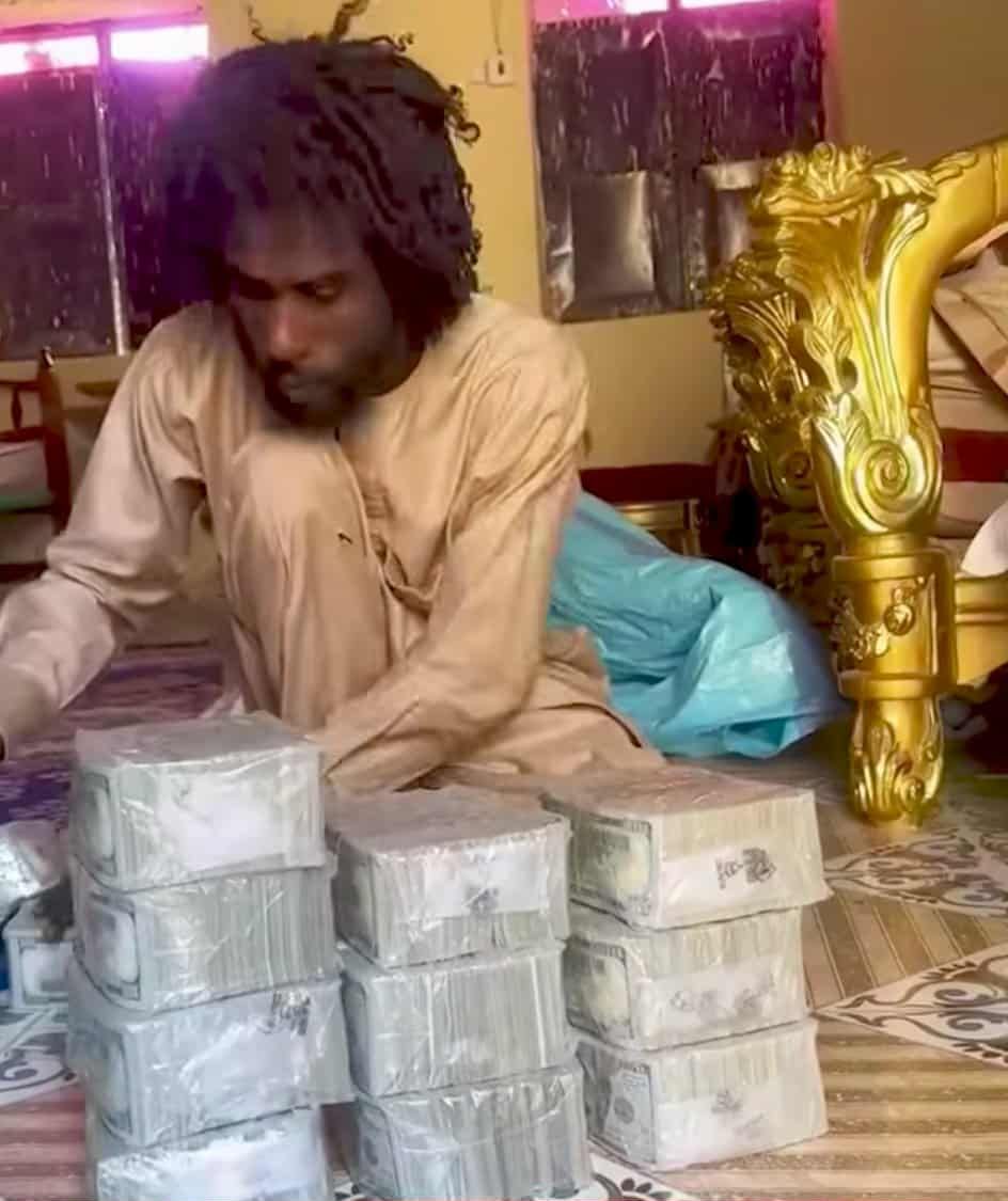 شاهد بالصورة والفيديو.. أحد منسوبي الدعم السريع يجمع “حزم” طائلة من “الدولارات” داخل غرفة ويثير استغراب الجمهور ومتابعون يكشفون مصدر الأموال