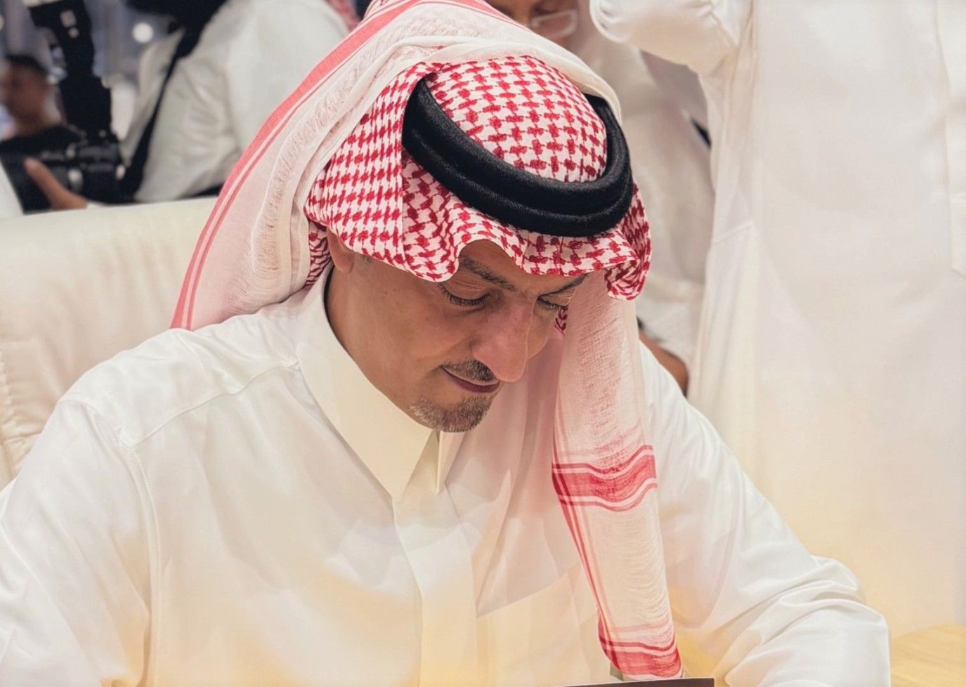 الأمير الشاعر سعود بن عبدالله يدشن ديوانه " قلبي تولع بالرياض" بمعرض الرياض الدولي للكتاب