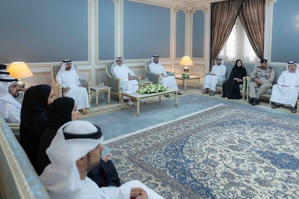 ولي عهد الشارقة يستقبل أعضاء فريق تجربة المتعامل لخدمة "مواساة"