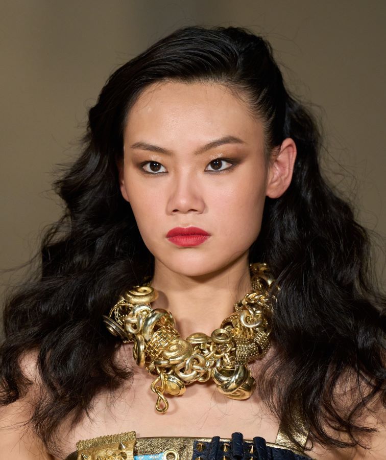 ألوان مكياج تناسب البشرة البرونزية... سر الأناقة والرقي