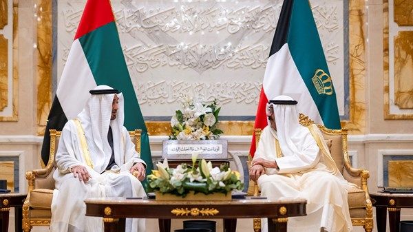 رئيس الدولة وأمير الكويت يبحثان العلاقات الأخوية والتطورات في المنطقة