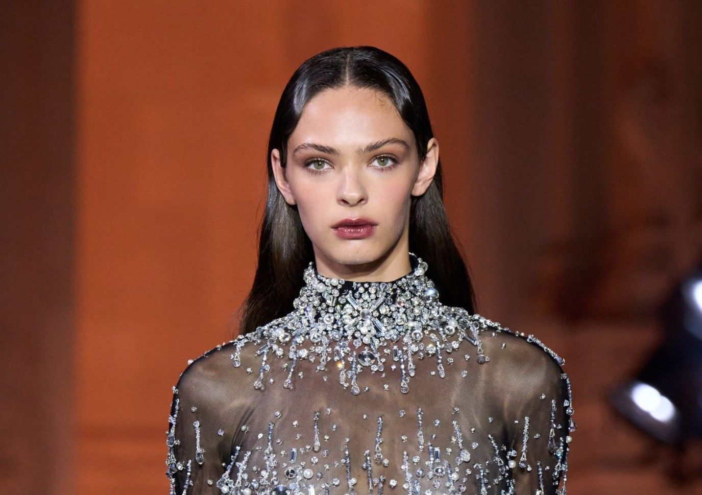 ألوان مكياج تناسب البشرة البرونزية... سر الأناقة والرقي