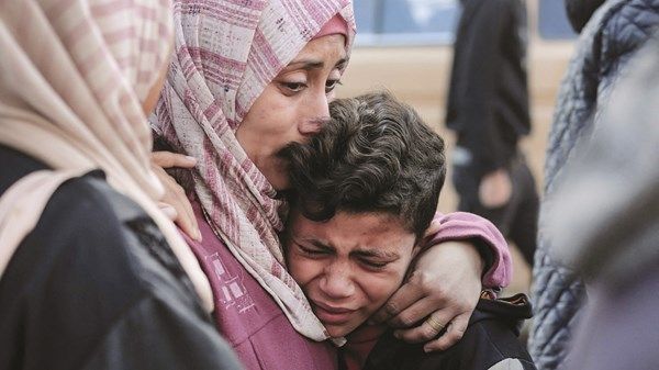 إسرائيل تيتم 77 طفلاً يومياً في غزة