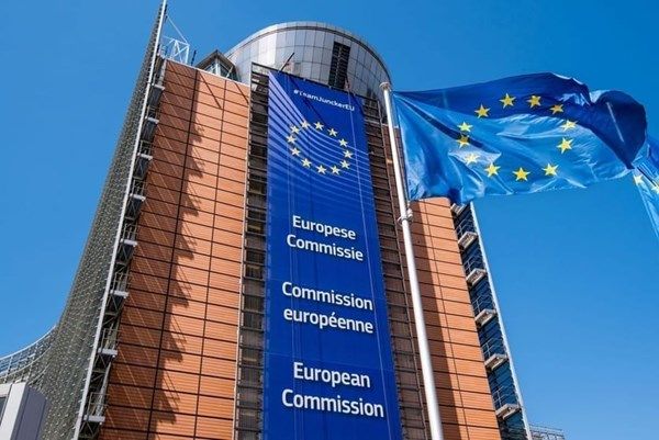 المفوضية الأوروبية تطلق استراتيجيتين جديدتين لتسريع تبني الذكاء الاصطناعي