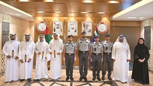 قائد «شرطة أبوظبي» يكرّم الجهات المشاركة في تنظيم العرس الجماعي