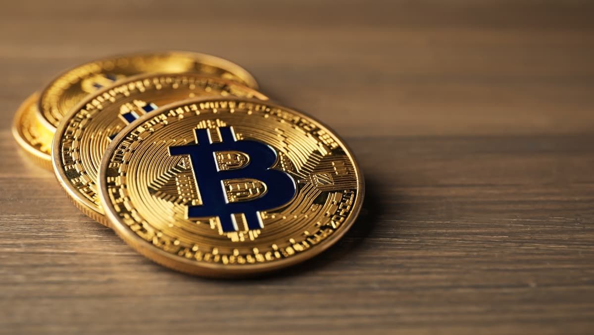 تراجع سعر البيتكوين إلى ما دون 122 ألف دولار وارتفاع سعر العملة الرقمية ZEC بنسبة 35%