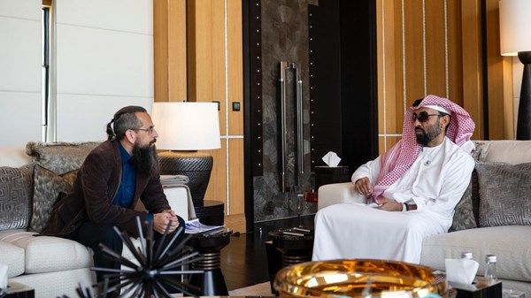 طحنون بن زايد يلتقي مدير مختبر الأمن السيبراني في جامعة لويزفيل
