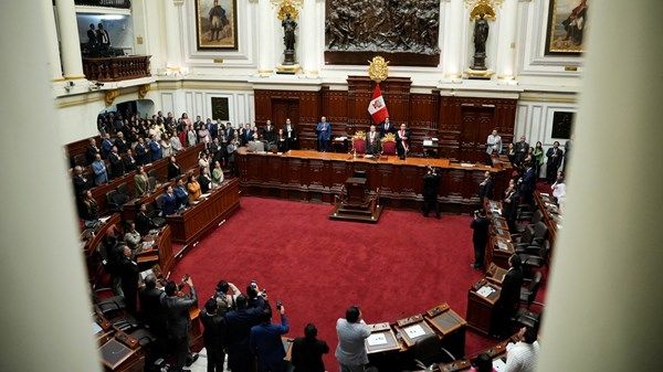 برلمان بيرو يعزل الرئيسة دينا بولوارتي