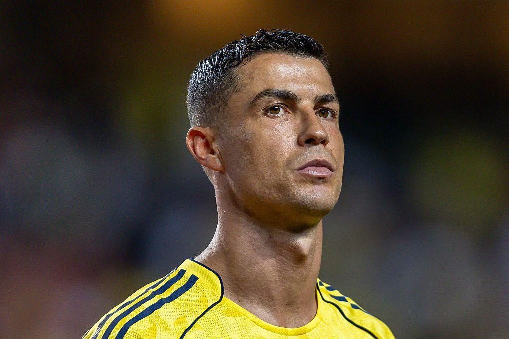 كريستيانو رونالدو، نجم نادي النصر، يتابع المباراة قبل نهائي كأس السوبر السعودي بين النصر والأهلي على ملعب هونغ كونغ، ٢٣ أغسطس/آب ٢٠٢٥