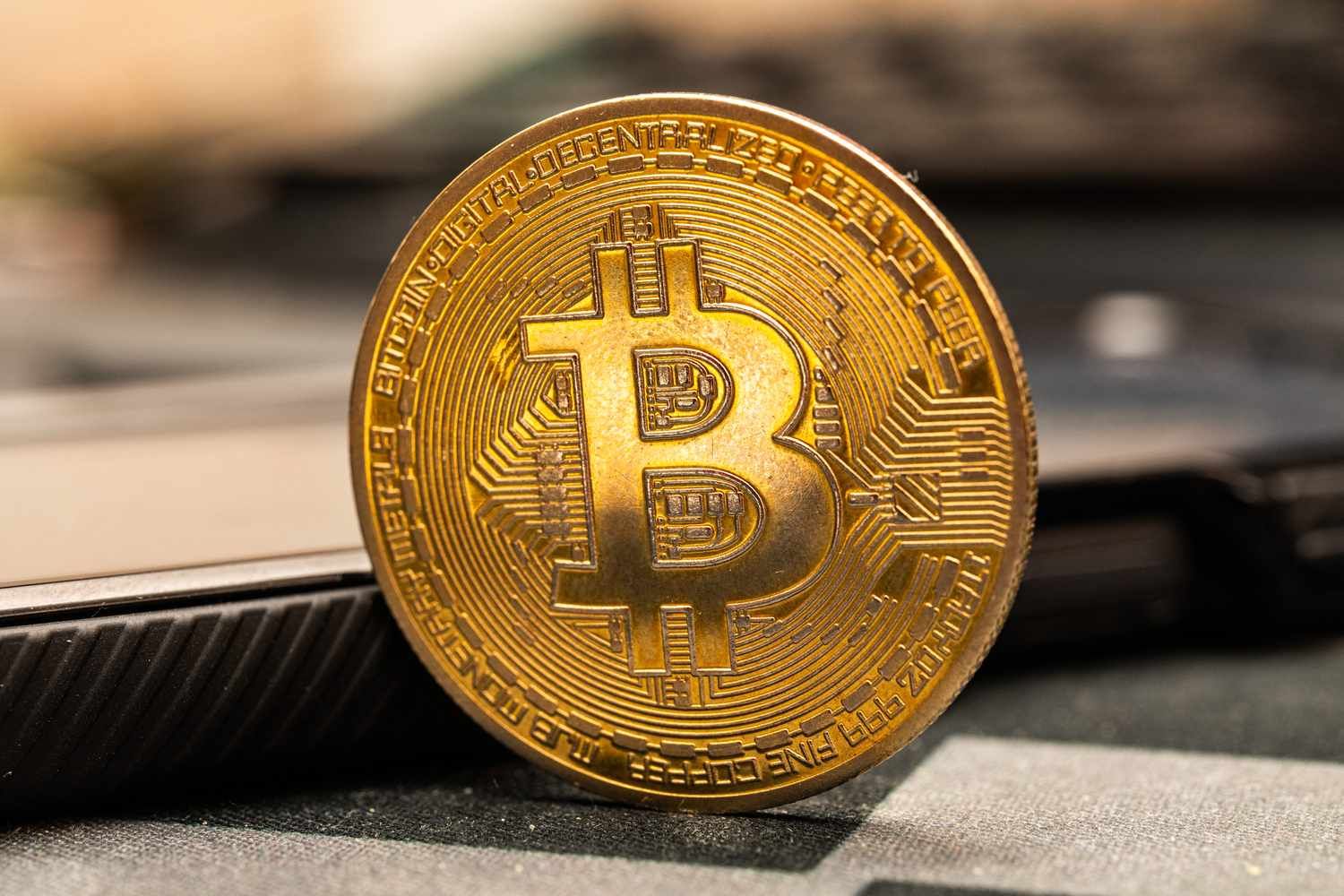 تراجع سعر البيتكوين إلى 121 ألف دولار دون فقدان الزخم الصعودي تزامنا مع ضبابية الاقتصاد الكلي
