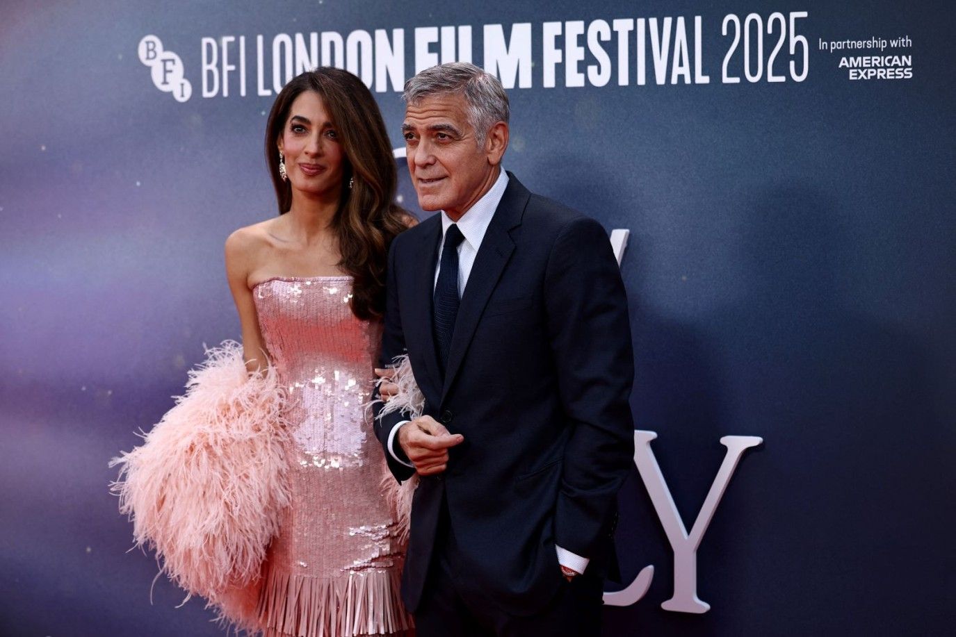 جورج وأمل كلوني يشهدان العرض الخاص لفيلم جاي كيلي بمهرجان لندن السينمائي