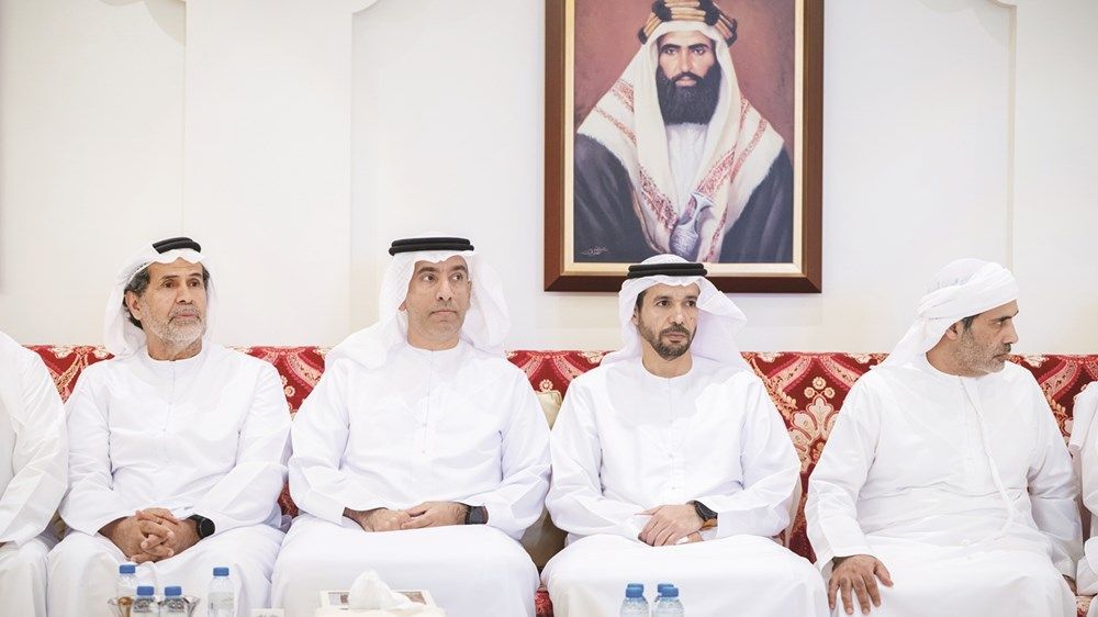 ياس بن حمدان بن زايد يقدم واجب العزاء في وفاة أحمد شليويح المنصوري