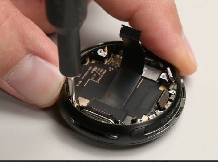 تكنولوجيا: ساعة Pixel Watch 4 من جوجل تحصد تقييمًا نادرًا في سهولة الإصلاح من iFixit