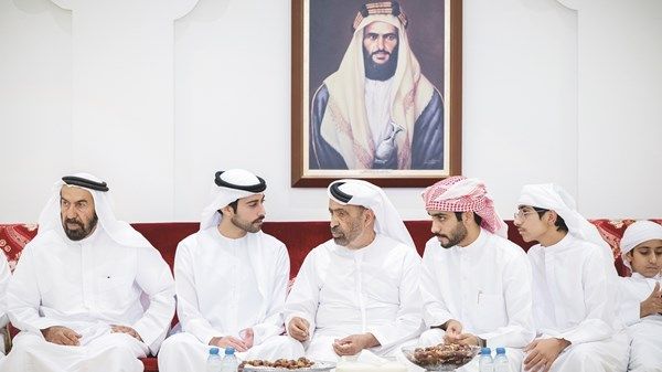 ياس بن حمدان بن زايد يقدم واجب العزاء في وفاة أحمد شليويح المنصوري