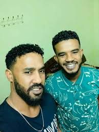 شاهد بالفيديو.. الفنان حسين الصادق ينهار بالبكاء بعد أن شاهد شقيقه الفنان أحمد يصعد المسرح لمؤازرته في حفله الجماهيري بالقاهرة